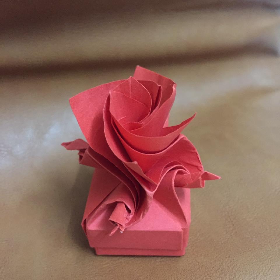 Сделать подарок оригами. Оригами подарок. Оригами подарок девочке. Оригами для девушки подарок. Двойное оригами подарок.